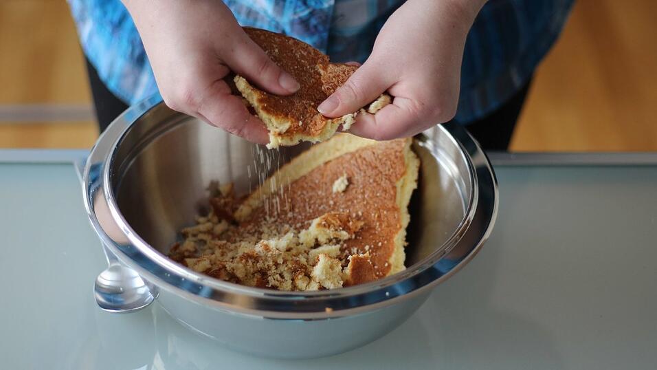 Den Kuchenteig zerbröseln. Den Kuchenteig zerbröseln.