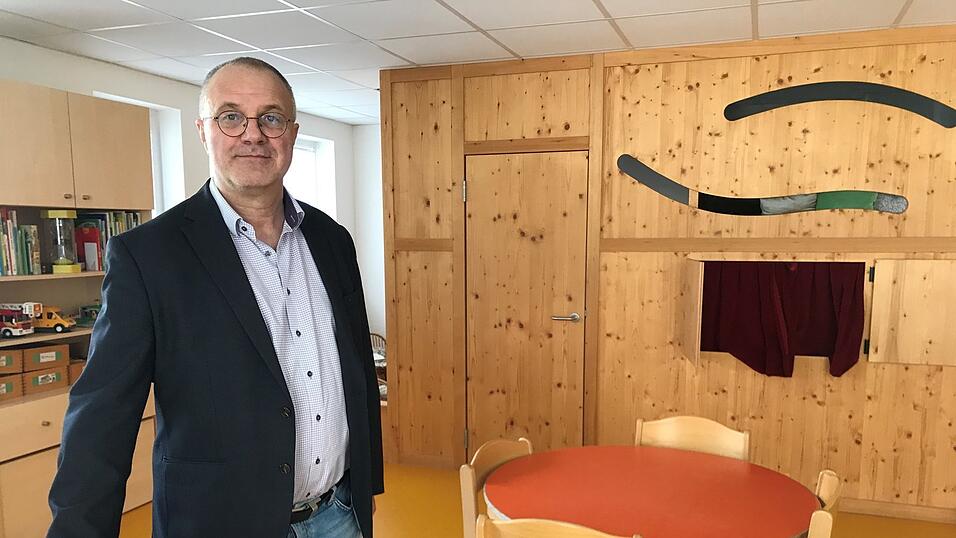 Johann Kirmer leitet seit neun Jahren die Beratungsstelle für Kinder, Jugendliche und Eltern. Zusammen mit seinen Mitarbeitern will er Ratsuchenden helfen, Lösungen für ihre jeweilige Situation zu finden. Johann Kirmer leitet seit neun Jahren die Beratungsstelle für Kinder, Jugendliche und Eltern. Zusammen mit seinen Mitarbeitern will er Ratsuchenden helfen, Lösungen für ihre jeweilige Situation zu finden.