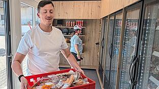 Nachschub für den SB-Shop: Metzgermeister Simon Pleintinger füllt die Kühlschränke im Container an der Deggendofer Straße auf. Nachschub für den SB-Shop: Metzgermeister Simon Pleintinger füllt die Kühlschränke im Container an der Deggendofer Straße auf.