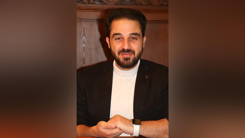 Tareq Alaows ist flüchtlingspolitischer Sprecher von Pro Asyl und kritisiert Asyleinschränkungen der Bundesregierung und der EU. Tareq Alaows ist flüchtlingspolitischer Sprecher von Pro Asyl und kritisiert Asyleinschränkungen der Bundesregierung und der EU.