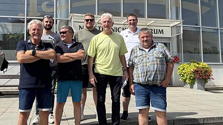 Fu&szlig;ball und Bier - das passt nirgends so gut zusammen wie in Pilsen: Die Bad K&ouml;tztinger Fu&szlig;ballfreunde um Organisator Rudi Schreiner (3.v.r.) vor der ber&uuml;hmten Urquell-Brauerei.