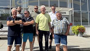 Fußball und Bier - das passt nirgends so gut zusammen wie in Pilsen: Die Bad Kötztinger Fußballfreunde um Organisator Rudi Schreiner (3.v.r.) vor der berühmten Urquell-Brauerei. Fußball und Bier - das passt nirgends so gut zusammen wie in Pilsen: Die Bad Kötztinger Fußballfreunde um Organisator Rudi Schreiner (3.v.r.) vor der berühmten Urquell-Brauerei.