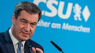 Markus S&ouml;der (CSU) bei einer Pressekonferenz. Foto: Peter Kneffel/dpa/Archivbild