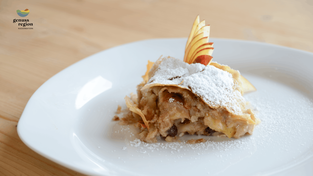 Apfelstrudel ist ein kulinarisches Highlight auf dem Teller.&nbsp;