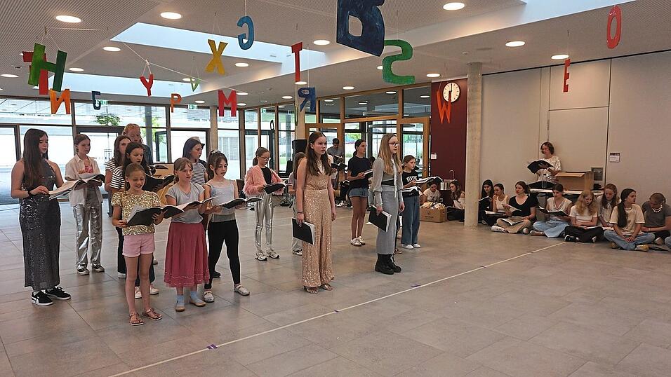 In Gruppen aufgeteilt, proben die Kinder und Jugendlichen in der Aula der Kreuzschule. In Gruppen aufgeteilt, proben die Kinder und Jugendlichen in der Aula der Kreuzschule.