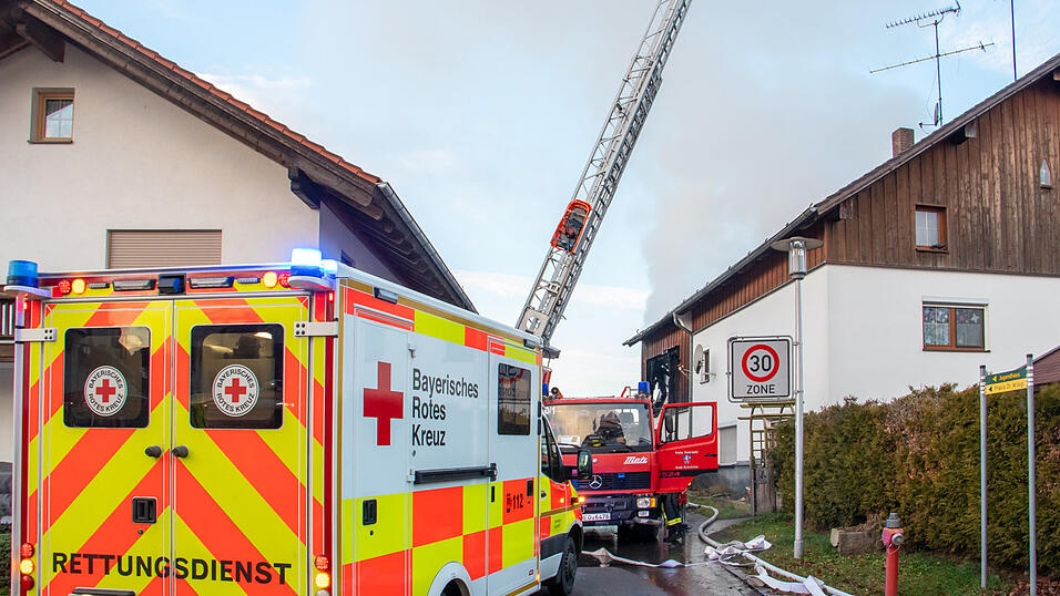 Auf einem Hof in Niederalteich ist ein Feuer ausgebrochen. Die Feuerwehr bek&auml;mpfte die Flammen.