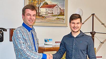 Auf weitere sechs Jahre: Gemeindewahlleiter Andreas Engl (rechts) gratuliert Daniel Paul zum Ergebnis.
