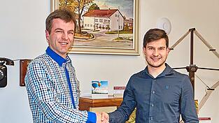 Auf weitere sechs Jahre: Gemeindewahlleiter Andreas Engl (rechts) gratuliert Daniel Paul zum Ergebnis. Auf weitere sechs Jahre: Gemeindewahlleiter Andreas Engl (rechts) gratuliert Daniel Paul zum Ergebnis.