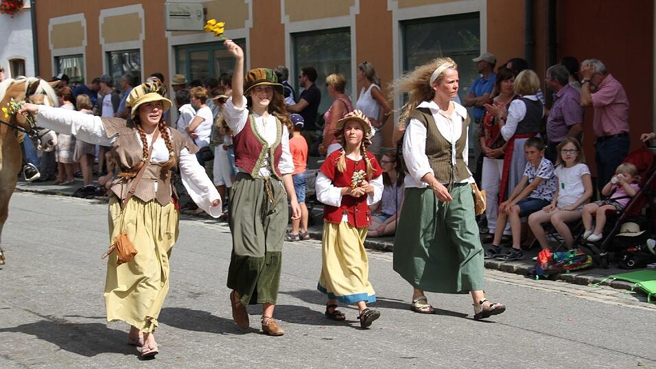 Die schönsten Augenblicke des historischen Drachenstich-Festzuges 2016. Die schönsten Augenblicke des historischen Drachenstich-Festzuges 2016.