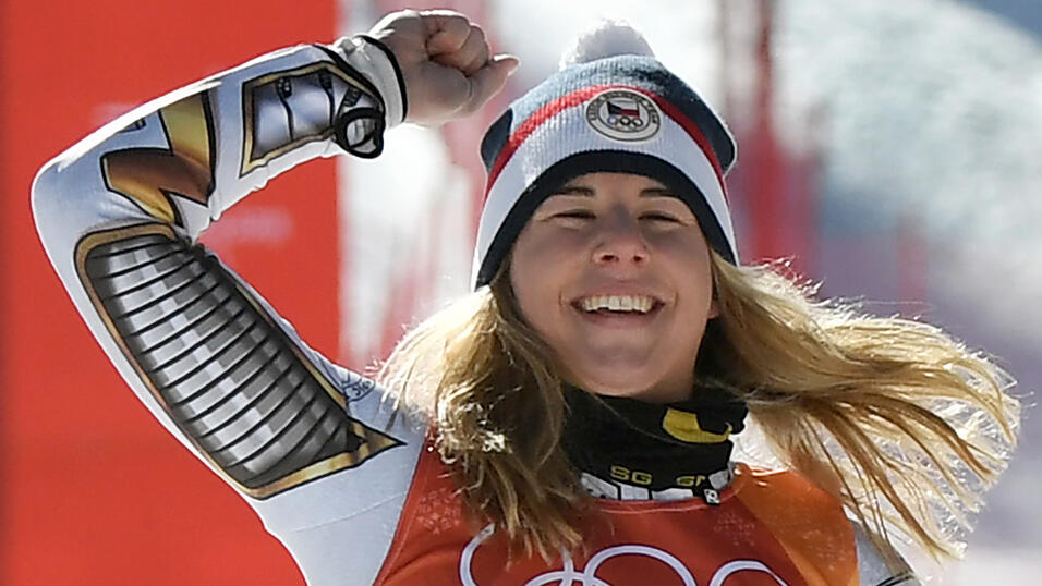 Ester Ledecka aus Tschechien jubelt im Ziel über den Sieg. Ester Ledecka aus Tschechien jubelt im Ziel über den Sieg.