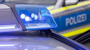 Die Polizisten ließen den verdächtigen Transporter wiegen. (Symbolbild)