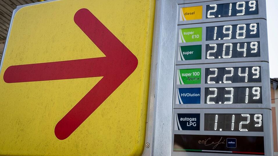 Trotz sinkender Ölpreise ziehen die Spritpreise weiter an. Trotz sinkender Ölpreise ziehen die Spritpreise weiter an.