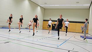 Diszipliniertes, durchdachtes Training, immer aber mit Spaßfaktor: Die Jugendlichen und jungen Erwachsenen zeigen sich höchst motiviert und untermauern ihre Ansprüche als künftige Wettkampfformation durch drei bis vier Übungseinheiten pro Woche. Diszipliniertes, durchdachtes Training, immer aber mit Spaßfaktor: Die Jugendlichen und jungen Erwachsenen zeigen sich höchst motiviert und untermauern ihre Ansprüche als künftige Wettkampfformation durch drei bis vier Übungseinheiten pro Woche.