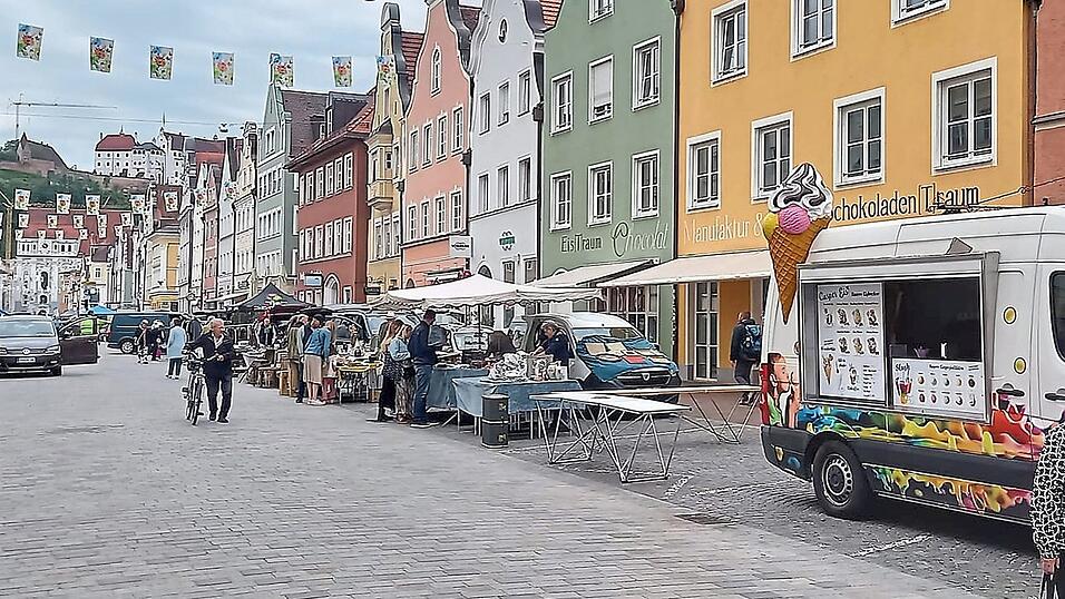 Ein Eiswagen vor einem Eisladen: Das war auch nicht im Sinne der Stadt, die den Markt in der Unteren Neustadt wie in den vergangenen Jahren von einem externen Dienstleister organisieren ließ. Ein Eiswagen vor einem Eisladen: Das war auch nicht im Sinne der Stadt, die den Markt in der Unteren Neustadt wie in den vergangenen Jahren von einem externen Dienstleister organisieren ließ.