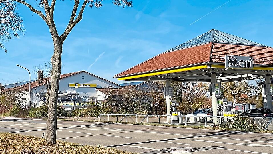 Ein neuer Supermarkt soll auf einem Grundstück hinter der Tankstelle entstehen und den bestehenden Edeka ersetzen. Dieser wird abgerissen, sobald der neue Markt steht. Ein neuer Supermarkt soll auf einem Grundstück hinter der Tankstelle entstehen und den bestehenden Edeka ersetzen. Dieser wird abgerissen, sobald der neue Markt steht.