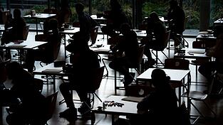 Künstliche Intelligenz wird an bayerischen Schulen zur immer größeren Herausforderung, wenn es darum geht, Betrugsversuche zu unterbinden. (Symbolbild) Künstliche Intelligenz wird an bayerischen Schulen zur immer größeren Herausforderung, wenn es darum geht, Betrugsversuche zu unterbinden. (Symbolbild)