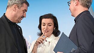 Der bayerische Ministerpräsident Markus Söder (l.), Bundesforschungsministerin Dorothee Bär und Bayerns Wissenschaftsminister Markus Blume befürworten, dass Forschungsergebnisse grundsätzlich auch durch die Bundeswehr genutzt werden dürfen. Das stößt auf Kritik. Der bayerische Ministerpräsident Markus Söder (l.), Bundesforschungsministerin Dorothee Bär und Bayerns Wissenschaftsminister Markus Blume befürworten, dass Forschungsergebnisse grundsätzlich auch durch die Bundeswehr genutzt werden dürfen. Das stößt auf Kritik.