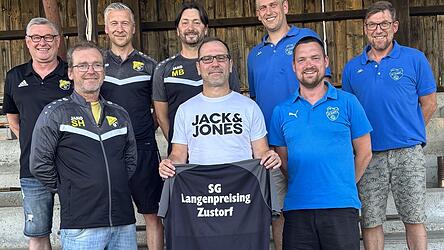 Stefan Haslacher (Fußballvorsitzender SpVgg, vorne v. l.), Trainer Alexander Lippert, stellvertretender SVZ-Vorsitzender Josef Weber, (hi. v. l.) die SpVgg-Sportleiter Rainer Schmidmüller, Markus Deutinger und Michael Böck, SVZ-Vorsitzender Josef Buchner und SVZ-Sportleiter Albert Kellerer.