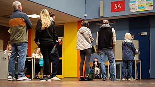 Die Wahllokale füllen sich.