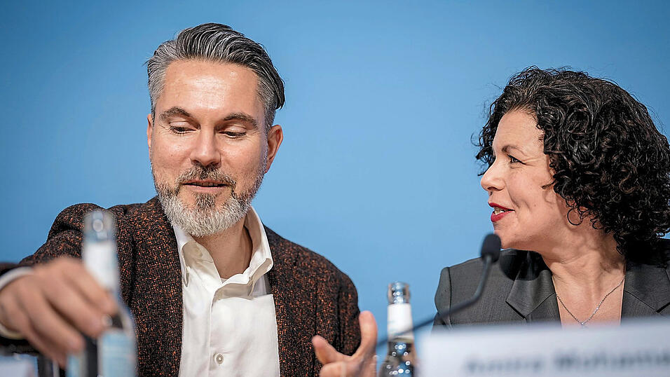 Die beiden BSW-Vorsitzenden Fabio de Masi (l.) und Amira Mohamed Ali geben nicht auf: In ihrem Kampf um die Neuausz&auml;hlung der Bundestagswahl verweist die Partei auf neue Belege f&uuml;r mutma&szlig;liche Fehler.