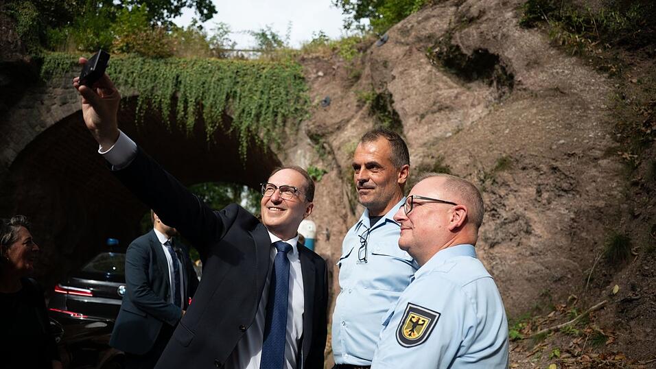 Der Minister kann auch Selfie: Dobrindt posiert mit zwei Beamten der Bundesbereitschaftspolizei.