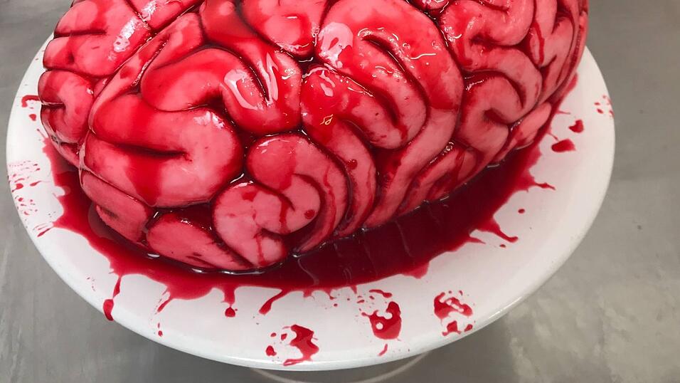 Oha! Ein blutiges Gehirn! Hinter dem grausig aussehenden Organ steckt eigentlich ein Vanillekuchen mit Schoko-Ganache. Der Kuchen kann aber auch mit Buttercreme oder Marzipan verziert werden und so die typische Gehirn-Optik erhalten.