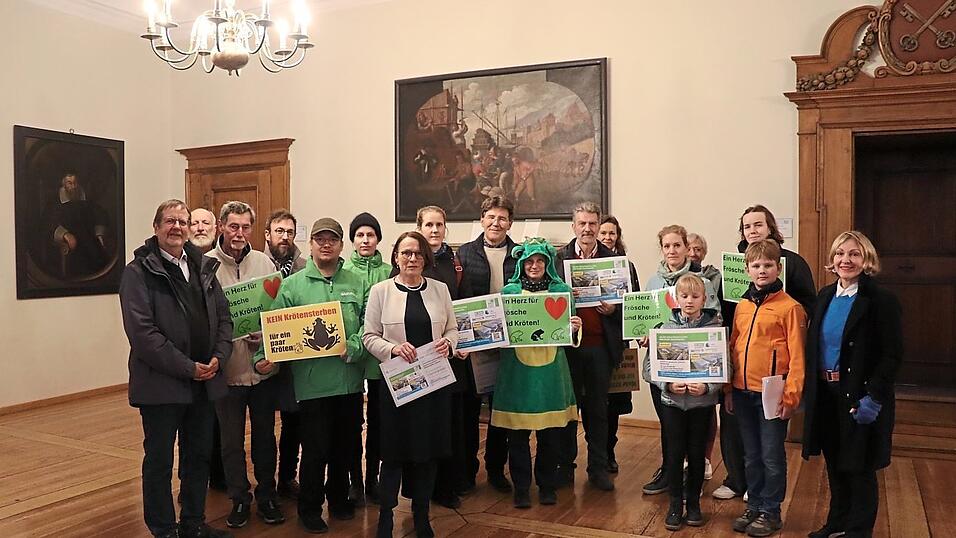 OB Gertrud Maltz-Schwarzfischer nahm die Petition im Alten Rathaus von Vertretern der Umweltverbänden entgegen. OB Gertrud Maltz-Schwarzfischer nahm die Petition im Alten Rathaus von Vertretern der Umweltverbänden entgegen.