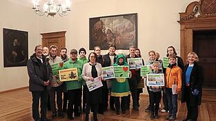 OB Gertrud Maltz-Schwarzfischer nahm die Petition im Alten Rathaus von Vertretern der Umweltverb&auml;nden entgegen.