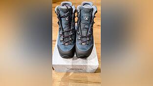 Bis ein Kunde in einem Landauer Sportgeschäft ein solches Paar hochwertige Wanderschuhe gekauft hat, war es ein weiter Weg.
