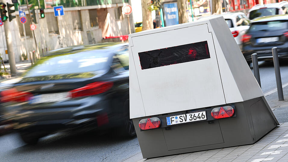 Das Stra&szlig;enverkehrsamt tendierte zu mobilen Blitzeranh&auml;ngern.
