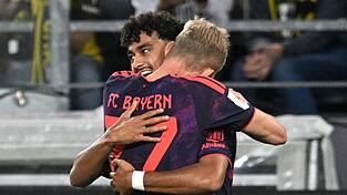 Neuzugang Nathaniel Brown erzielte die Bayern-Führung und wird von Konrad Laimer beglückwünscht. Neuzugang Nathaniel Brown erzielte die Bayern-Führung und wird von Konrad Laimer beglückwünscht.