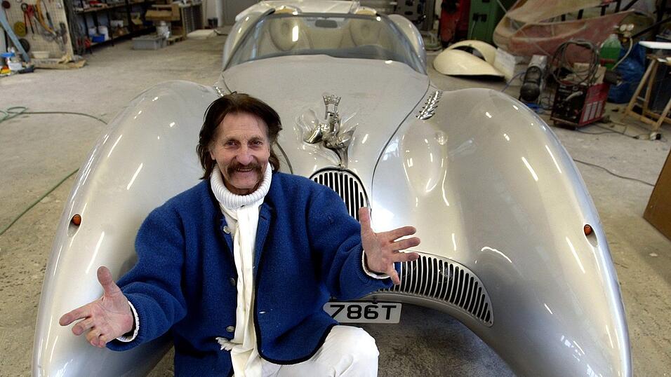 Luigi Colani vor dem von ihm entworfenen Horch-Colani C1 - der Wagen hat 500 PS und einen V8-Motor. Luigi Colani vor dem von ihm entworfenen Horch-Colani C1 - der Wagen hat 500 PS und einen V8-Motor.