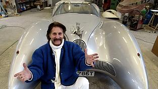 Luigi Colani vor dem von ihm entworfenen Horch-Colani C1 - der Wagen hat 500 PS und einen V8-Motor.