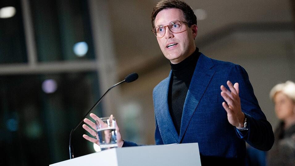 CDU-Landeschef Hagel erklärt in einem Statement die Zustimmung zu Sondierungen mit den Grünen. CDU-Landeschef Hagel erklärt in einem Statement die Zustimmung zu Sondierungen mit den Grünen.