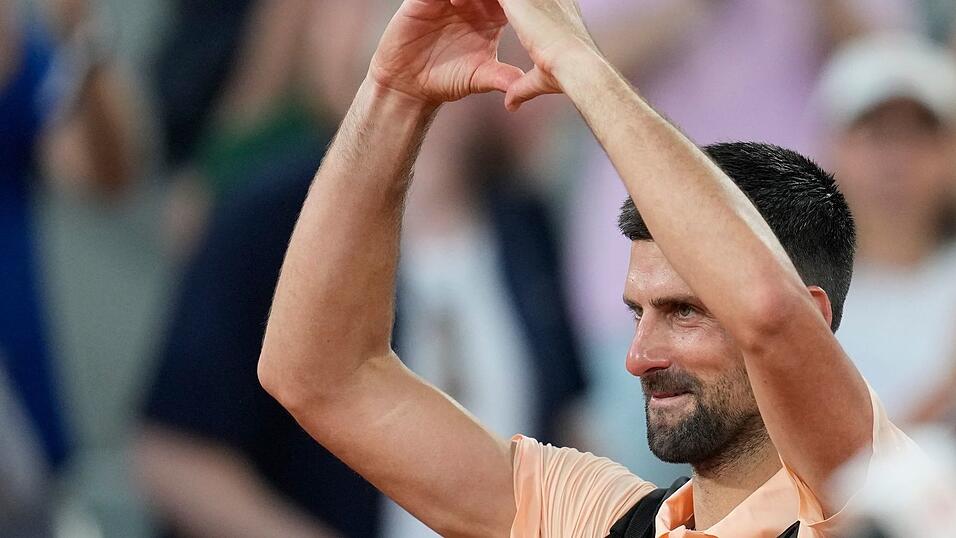 Ein Herzchen für die Fans - war es Novak Djokovics letzter Auftritt in Paris? Ein Herzchen für die Fans - war es Novak Djokovics letzter Auftritt in Paris?