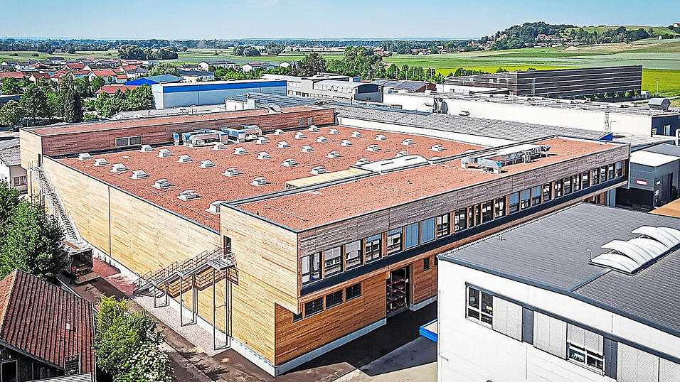 Die neue Produktionshalle in Niederwinkling aus der Luft