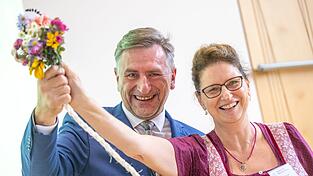 Günther Felßner bekommt nach seiner Wahl zum neuen bayerischen Bauernpräsidenten von Landesbäuerin Christine Singer einen Blumenstrauss überreicht. Günther Felßner bekommt nach seiner Wahl zum neuen bayerischen Bauernpräsidenten von Landesbäuerin Christine Singer einen Blumenstrauss überreicht.