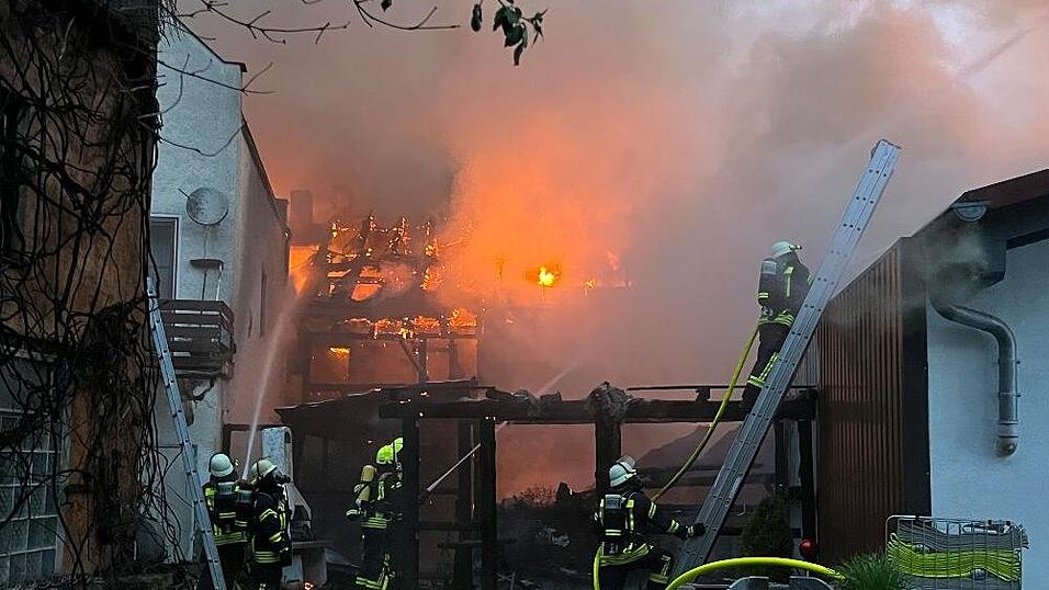 Am Ostermontag kam es in Hofkirchen zu einem Großbrand. Betroffen sind mehrere nebeneinanderliegende Wohnhäuser.