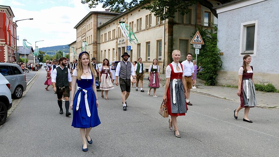 Einstige Ritterinnen und Ritter auf der Bahnhofstraße. Obwohl heuer kein Volksfest stattfindet, wird es auch dieses Bild geben. Möglich macht es der Zug der Spielschar als Ersatz für den Festwirteinzug. Einstige Ritterinnen und Ritter auf der Bahnhofstraße. Obwohl heuer kein Volksfest stattfindet, wird es auch dieses Bild geben. Möglich macht es der Zug der Spielschar als Ersatz für den Festwirteinzug.