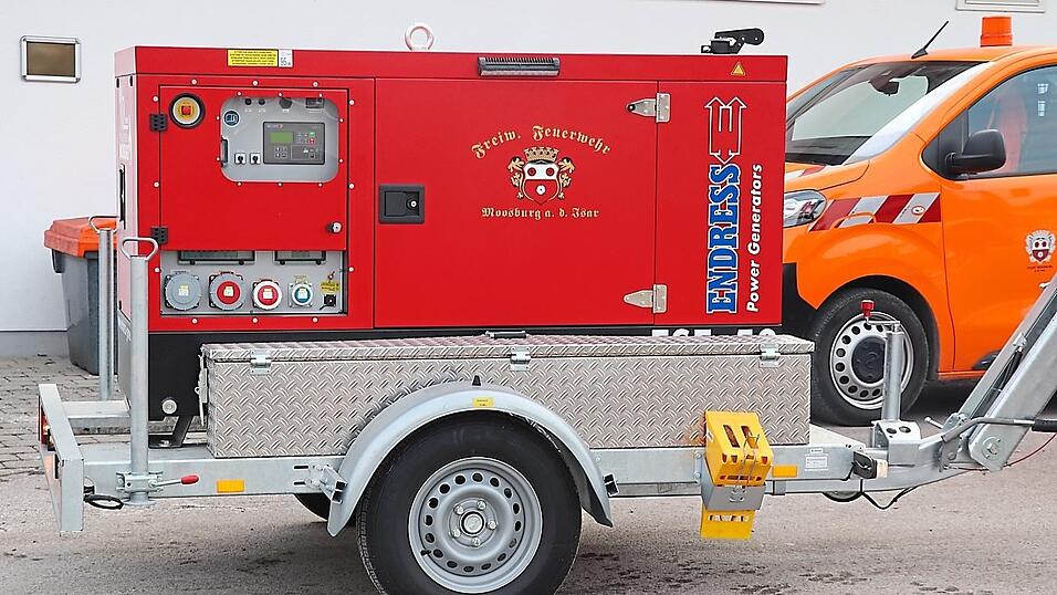 Vor der Sch&auml;fflerhalle war am Mittwoch unter anderem ein Notstromaggregat der Feuerwehr aufgestellt.