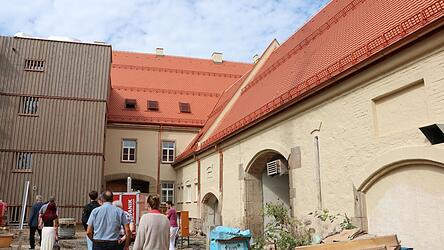Von au&szlig;en ist schon gut zu erkennen, wie der Schr&ouml;ttinger Br&auml;u nach der Sanierung aussehen wird. Die B&auml;ume im Biergarten fehlen aber noch.