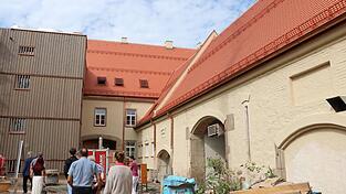 Von au&szlig;en ist schon gut zu erkennen, wie der Schr&ouml;ttinger Br&auml;u nach der Sanierung aussehen wird. Die B&auml;ume im Biergarten fehlen aber noch.