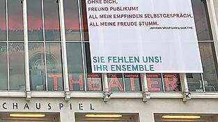 Das Residenztheater am Münchner Max-Joseph-Platz sehnt sich nach Publikum. Vor Pfingsten wird daraus aber kaum etwas werden. Das Residenztheater am Münchner Max-Joseph-Platz sehnt sich nach Publikum. Vor Pfingsten wird daraus aber kaum etwas werden.