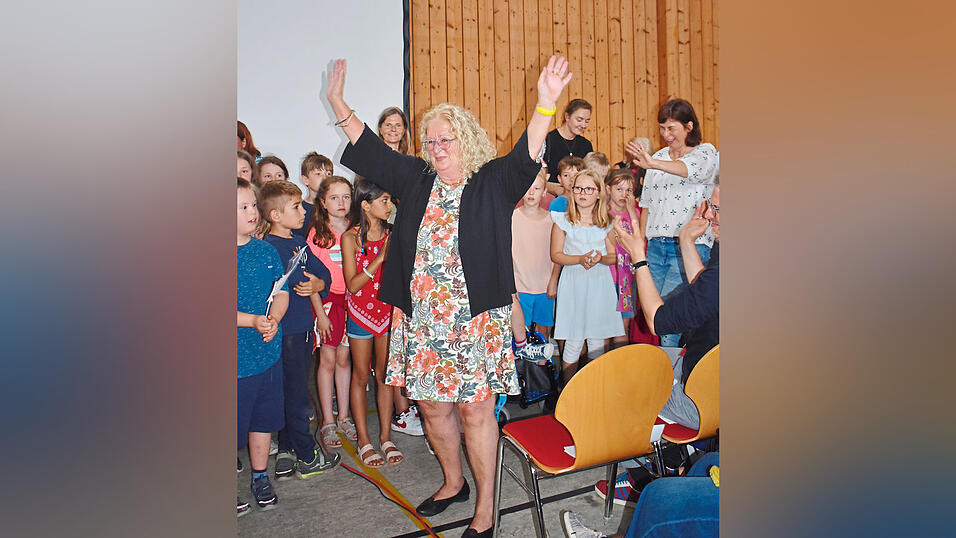 Zum Abschied von Petra Strohmaier boten nicht nur ihre eigenen Schüler Darbietungen, sondern auch Schüler der Partner-Grundschulen. Zum Abschied von Petra Strohmaier boten nicht nur ihre eigenen Schüler Darbietungen, sondern auch Schüler der Partner-Grundschulen.