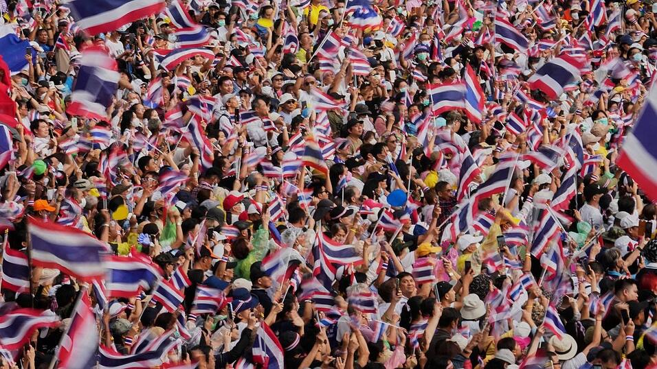 Nach dem geleakten Telefonat war es in Thailand zu Protesten gegen die Ministerpräsidentin gekommen. Nach dem geleakten Telefonat war es in Thailand zu Protesten gegen die Ministerpräsidentin gekommen.