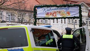 Der Weihnachtsmarkt sei in Absprache mit den Veranstaltern wieder geöffnet, teilte eine Sprecherin der Polizei auf Nachfrage mit. Der Weihnachtsmarkt sei in Absprache mit den Veranstaltern wieder geöffnet, teilte eine Sprecherin der Polizei auf Nachfrage mit.