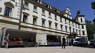 An den Anh&auml;ngern gibt es allerhand Verpflegung f&uuml;r die Filmcrew. Die wuselt derzeit im Inneren des Schlosses. F&uuml;r eine neue Sherloch-Holmes-Serie wurde auch Regensburg zum Drehort.