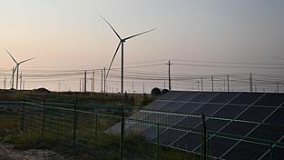 Strom aus Sonnen- und Windkraft hat gegenüber Kohle einen geringeren Anteil in Chinas Stromnetz. (Symbolbild) Strom aus Sonnen- und Windkraft hat gegenüber Kohle einen geringeren Anteil in Chinas Stromnetz. (Symbolbild)