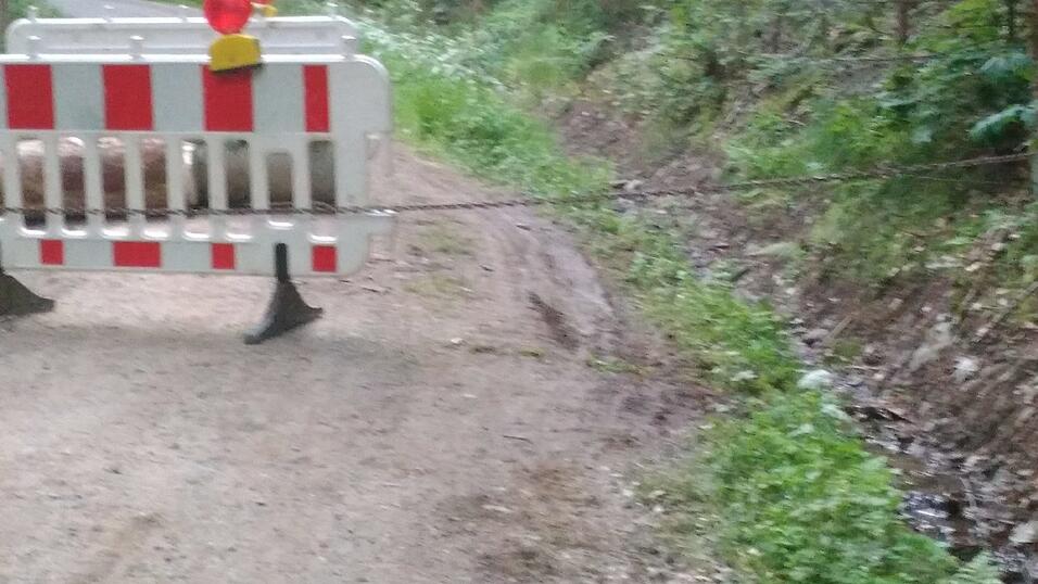 Zeitweise waren die Baustellenabsperrungen mit einer Kette befestigt. Diese wurde mindestens einem Radler zum Verhängnis. Zeitweise waren die Baustellenabsperrungen mit einer Kette befestigt. Diese wurde mindestens einem Radler zum Verhängnis.
