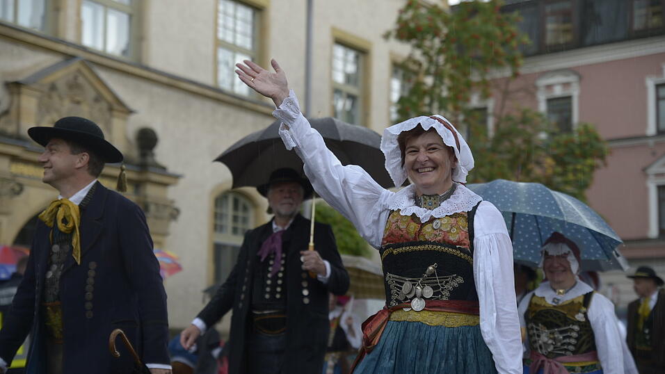 Zahlreiche Musik- und Trachtengruppen zogen nach dreij&auml;hriger Pause am Freitagabend zum Festplatz Am Hagen.&nbsp;